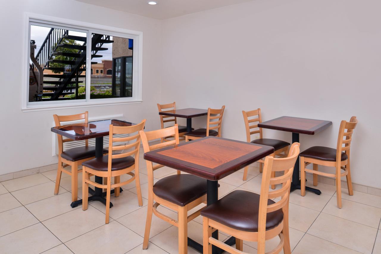 Good Living Inn San Carlos Buitenkant foto